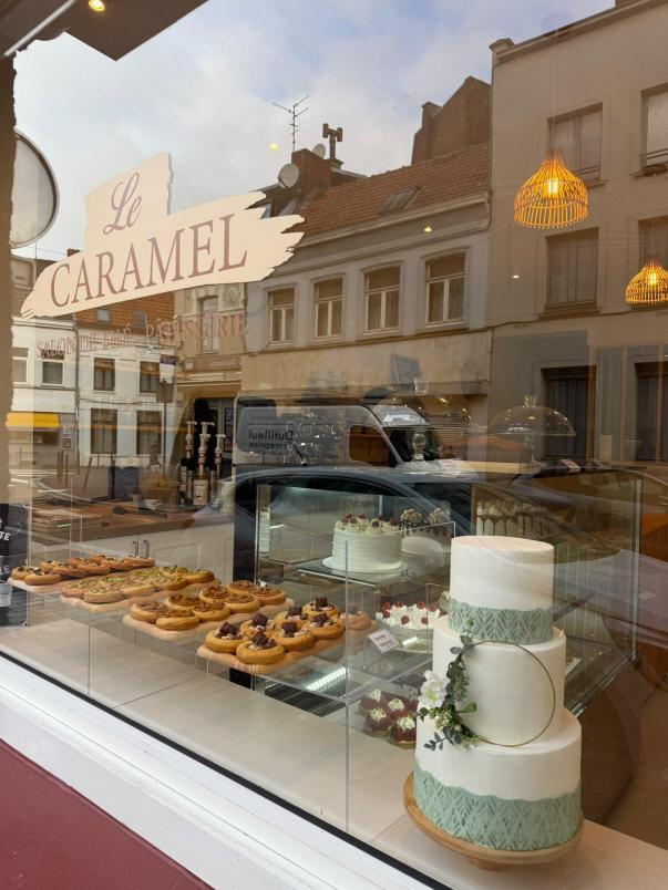 Salon de thé et pâtisserie artisanale Le Caramel à Tourcoing, vitrine et créations gourmandes